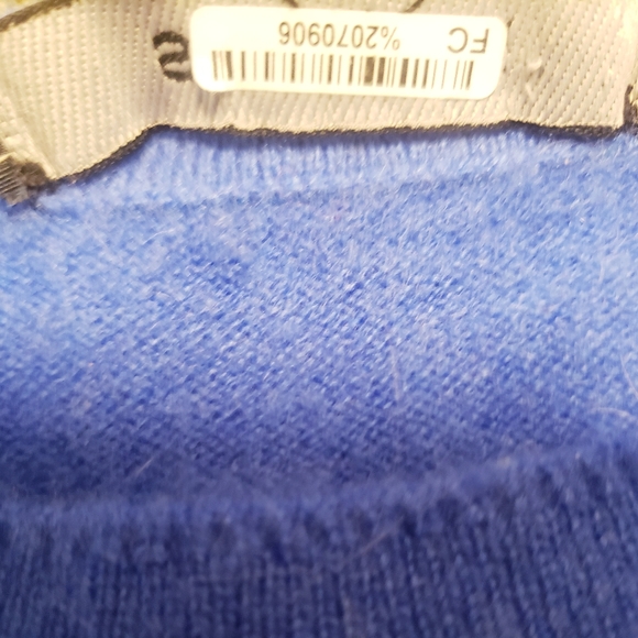 ST. JOHN VINTAGE 100% CASHMERE SWEATER | SIZE SMALL - Picture 6 of 8